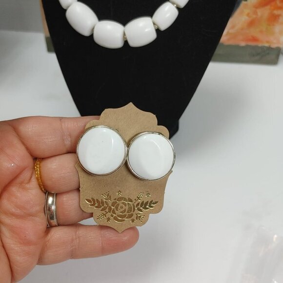 3/$30 Vintage 50s white Lucite plastic beaded graduated choker necklace Earrings - Picture 3 of 5